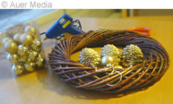 Julpyssel: En vacker julkrans med kottar