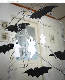 Halloween pyssel: en spökträd med fladdermöss och spök