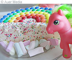 En färglad tårta till barnkalas är färdig - My little Pony teman
